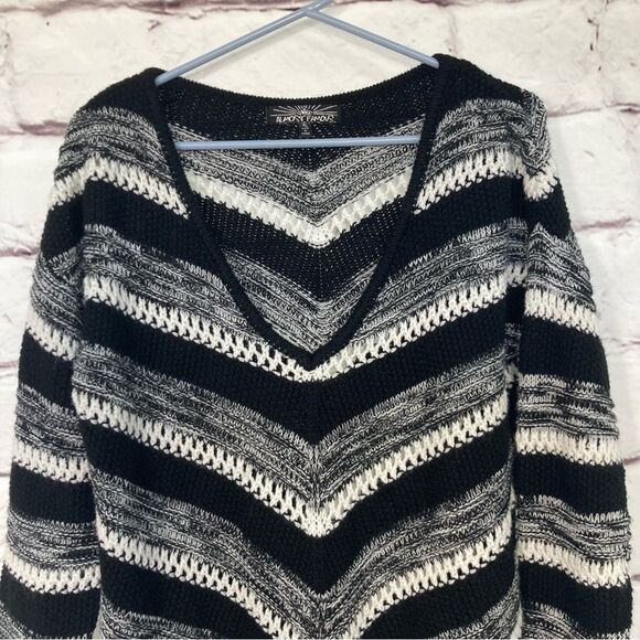 ALMOST FAMOUS Womens Size M BLACK & GRAY V Pattern V-Neck SWEATER SZ XL V Neck - Picture 5 of 12